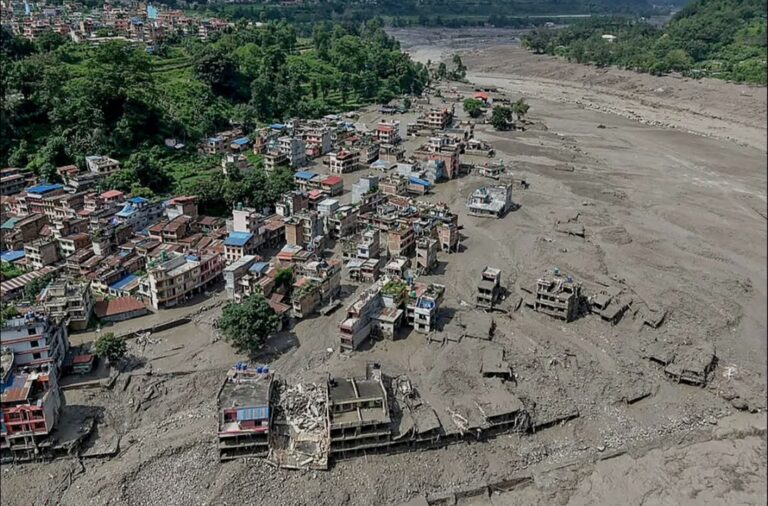 MÁS de 300 MUERTOS y 1.400 DESAPARECIDOS tras DEVASTADORA riada entre Nepal y Tíbet