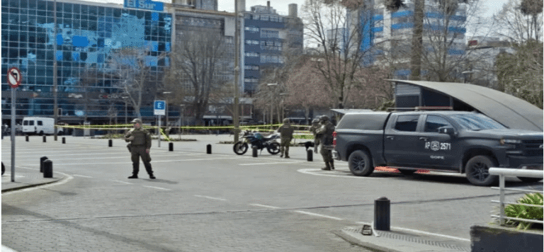 Carabineros del GOPE realizan operativo en Plaza Independencia de Concepción por maleta abandonada