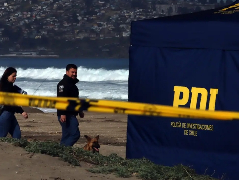 MUJER de 42 años es hallada MUERTA entre ROQUERÍOS de: PDI INVESTIGA presunto HOMICIDIO