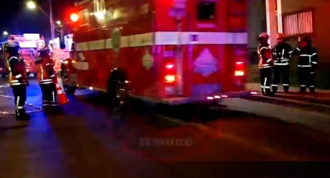 Hombre ABANDONA maletín con APARATO RADIOACTIVO en VEHÍCULO de aplicación y HUYE