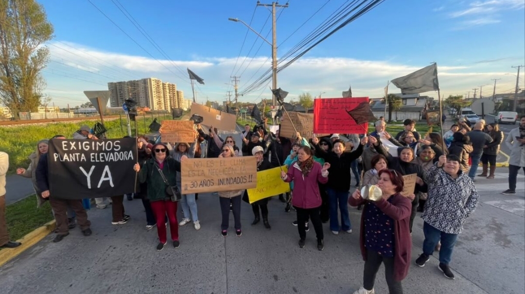 VECINOS de Parque Central PROTESTAN por INUNDACIONES y exigen CONSTRUCCIÓN de PLANTA ELEVADORA