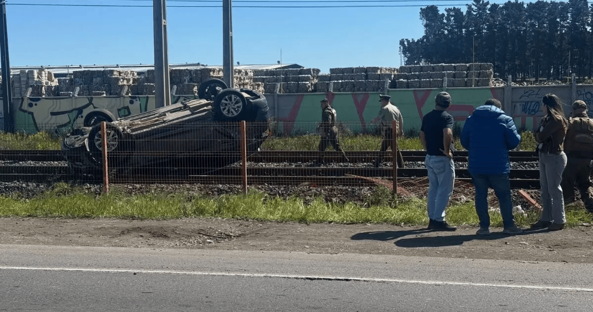 Vehículo terminó sobre la línea férrea tras volcar en la Ruta 160 en Coronel
