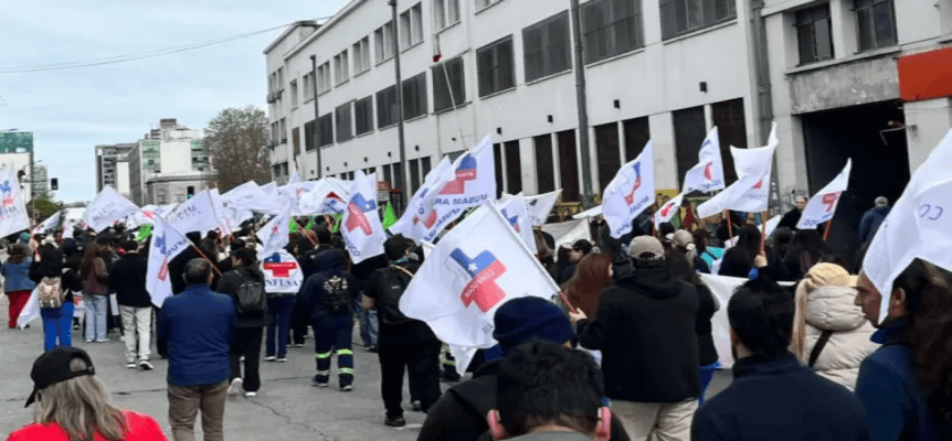 Cientos de funcionarios marchan por el centro de Concepción por paro nacional de la Confusam