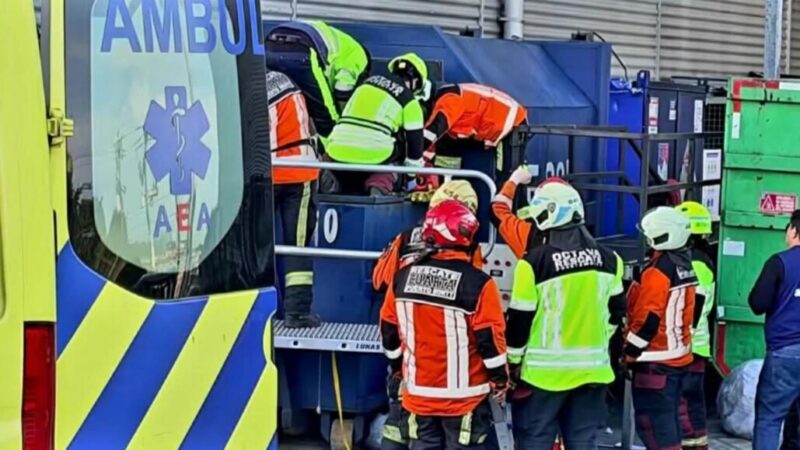 Hombre FALLECE tras ser TRITURADO por maquinaria en supermercado LIDER