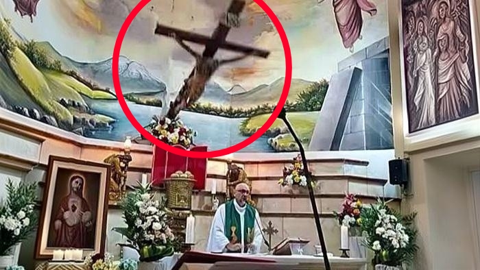 TRAGEDIA: Cura FALLECE tras caerle CRUZ cuando transmitía misa EN VIVO